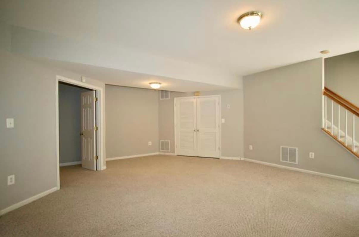 Spacious 1 Bed/1 Bath Private walkup basement apartment — photo 1